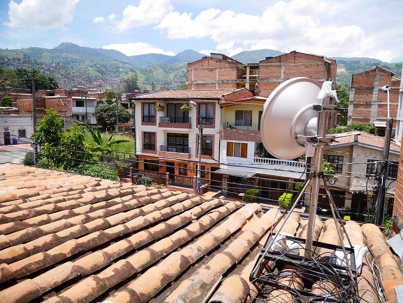 Antena inalámbrica sobre un techo